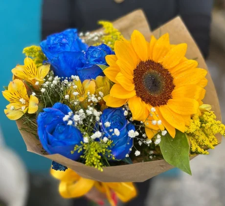 Foto de Buquê girassol + rosa azul