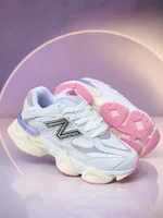 Miniatura de Tênis New Balance 9060 – Branco, Cinza e Rosa