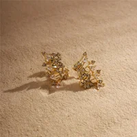 Miniatura de Brinco Geométrico Dourado com Cristais
