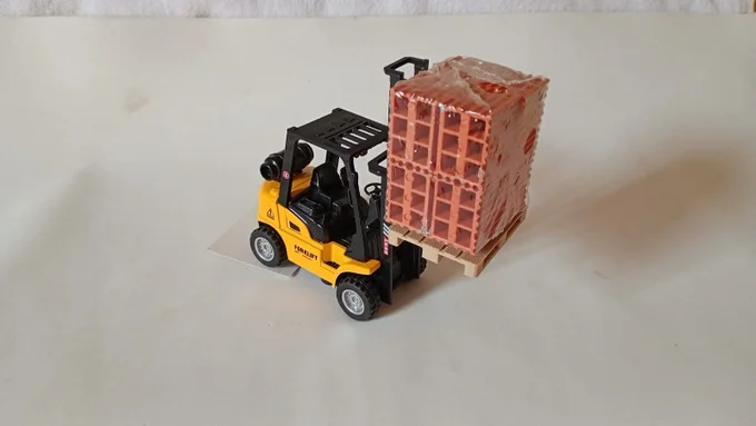 Foto de Miniatura Empilhadeira De Metal C/fricção Forklift Brinquedo , com carga palete Tijolos