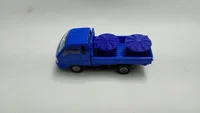 Miniatura de Miniatura Kia Bongo Mini Caminhão Fricção com Carga Caixa Agua.