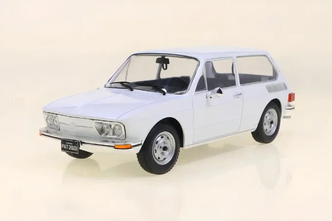 Foto de Miniatura Volkswagen Brasilia 1976 1:24 California Classics  RICA EM DETALHES