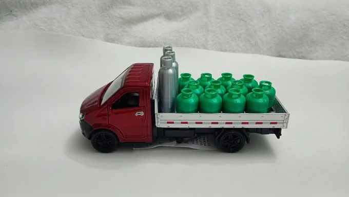 Foto de Miniatura Caminhão Iveco Fricção Carroceria com Carga ( GÁS P45 e P13)