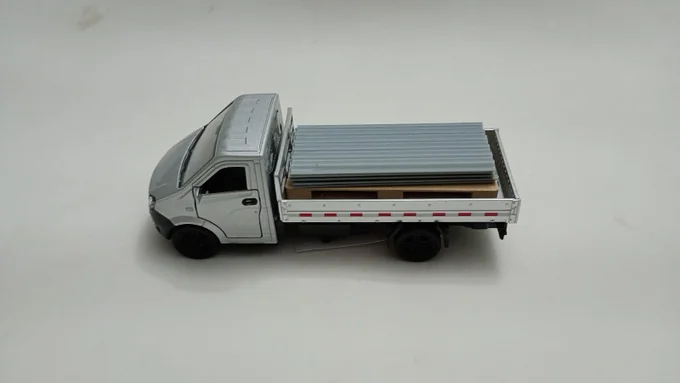 Foto de Miniatura Caminhão Iveco Fricção Carroceria carga ( TELHAS )