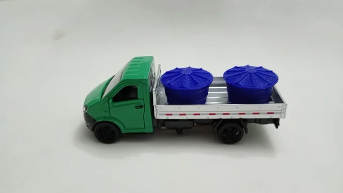 Foto de Miniatura Caminhão Iveco Fricção Carroceria carga ( CAIXAS DE ÁGUA )