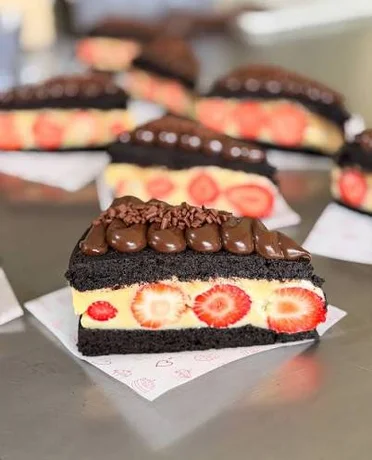 Fatia de Chocolate com recheio de ninho com morango