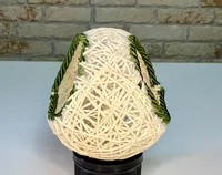 Miniatura de Ninho Coleiro Bola de Barbante – Branco com Detalhes Verdes